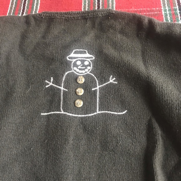 Very cute snowman sweater and size is xl but fits like a medium - Picture 3 of 3